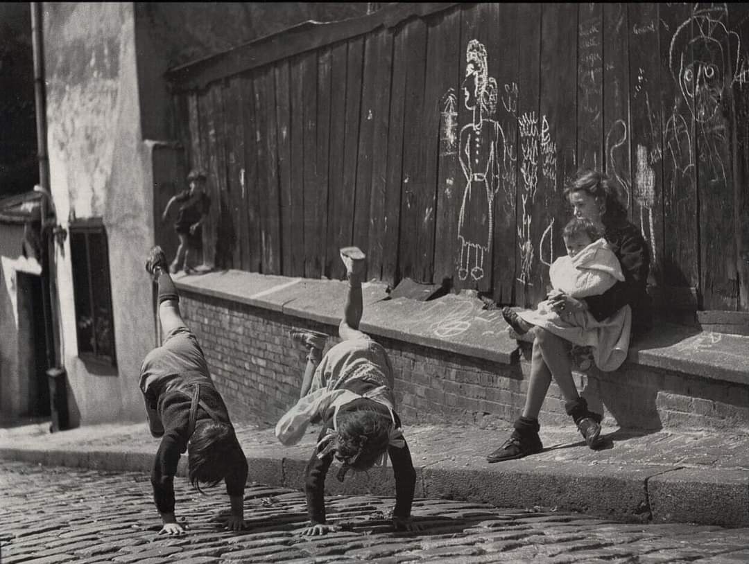 Chlodnyodcien's tweet image. Izis Bidermanas 
'Les petits acrobates', Paris, 1950
#childhood