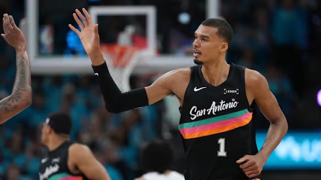 KSATRJ's tweet image. JUST IN: Spurs star Victor Wembanyama has cleared concussion protocol and will play in today’s Game 4 against Portland. Spurs lead series 2-1. #GoSpursGo #PorVida