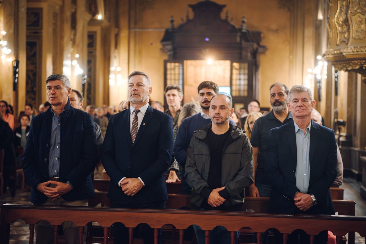 PasseriniOk's tweet photo. Hoy, en la misa en memoria de nuestro #PapaFrancisco, volvió a sentirse la fuerza de su mensaje.

Un legado de diálogo, encuentro, unidad y compromiso con los más vulnerables que sigue marcándonos el camino a quienes abrazamos el humanismo.

Sigamos haciendo de esos valores una práctica cotidiana. ♥️🇦🇷