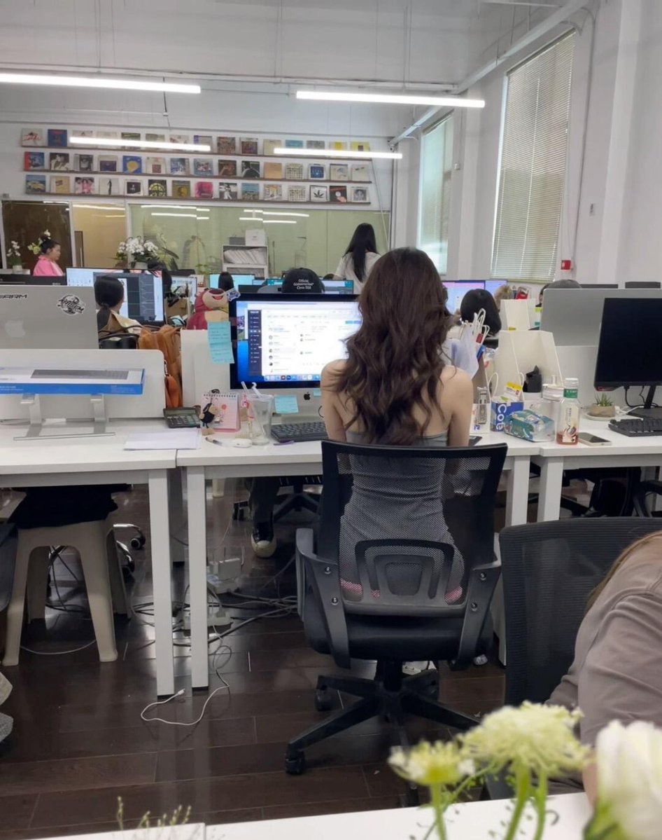 pablosebastia25's tweet image. "When your '5-minute coffee break' turns into a 20-minute deep dive on office plants—turns out our desk fern has a much more dramatic backstory than any TPS report.  #WorkLife #OfficeFun"