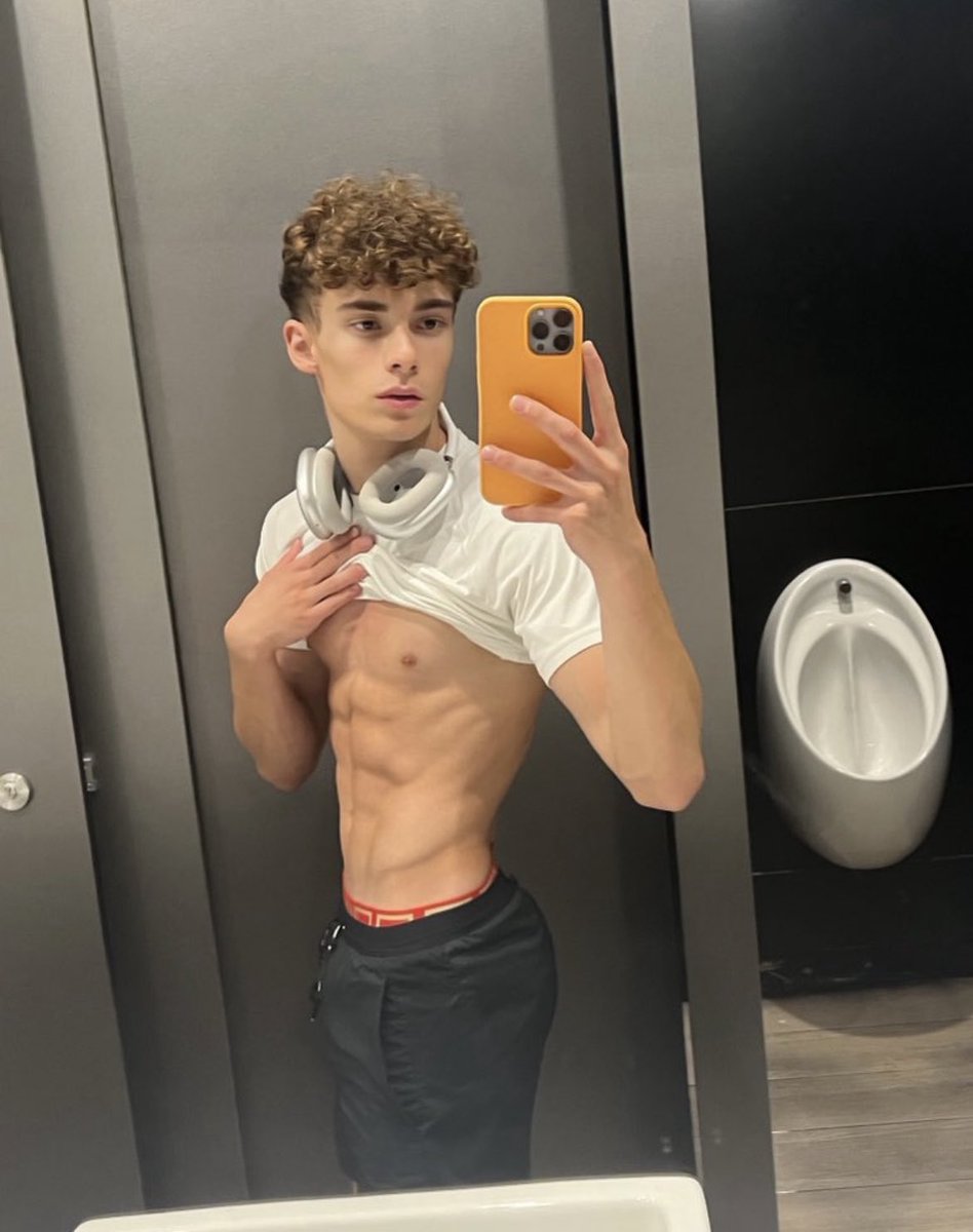 RomeoTwink tweet media