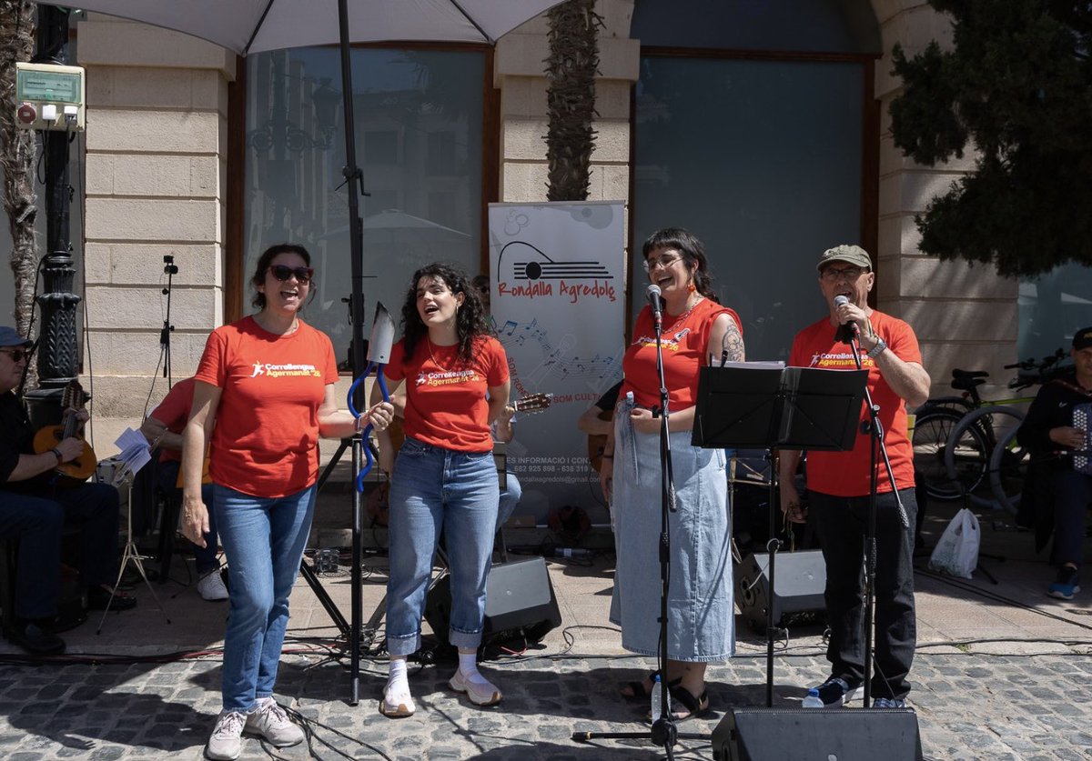 aj_gandia's tweet photo. 🔥🏃‍♀️‍➡️👅🫂Aquesta vesprada hem rebut a #Gandia la flama del Correllengua Agermanat, portada per la cantant olivera Maria Bertomeu, 'la Maria'.

📷 Àlex Oltra https://t.co/lXkh0lm5N8