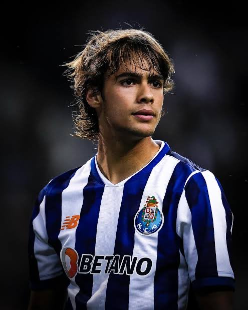 Que saudades que tenho do Mora. Irreconhecível.