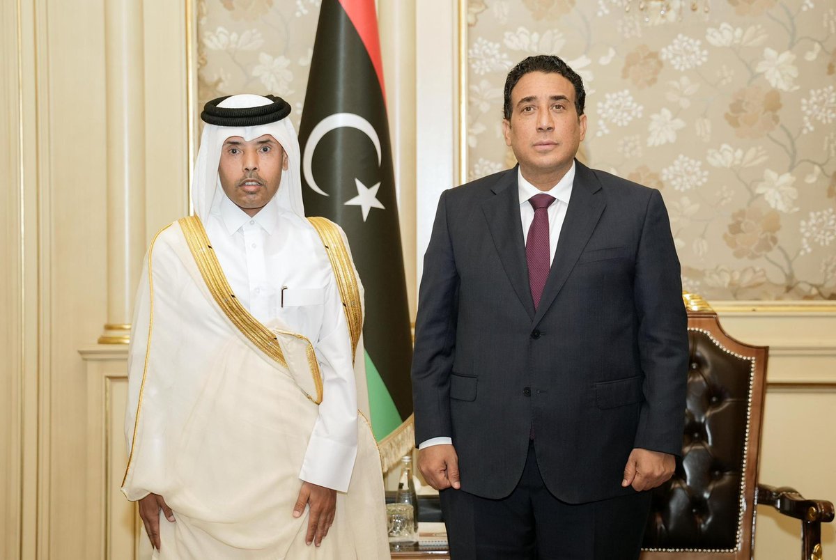 MofaQatar_AR's tweet photo. رئيس مجلس الرئاسة الليبي يجتمع مع سفير دولة قطر

طرابلس | 26 أبريل 2026

اجتمع سعادة الدكتور محمد المنفي، رئيس مجلس الرئاسة بدولة ليبيا الشقيقة، مع سعادة الدكتور خالد بن محمد زابن الدوسري، سفير دولة قطر لدى ليبيا.

جرى خلال الاجتماع، استعراض علاقات التعاون بين البلدين.

#الخارجية_القطرية