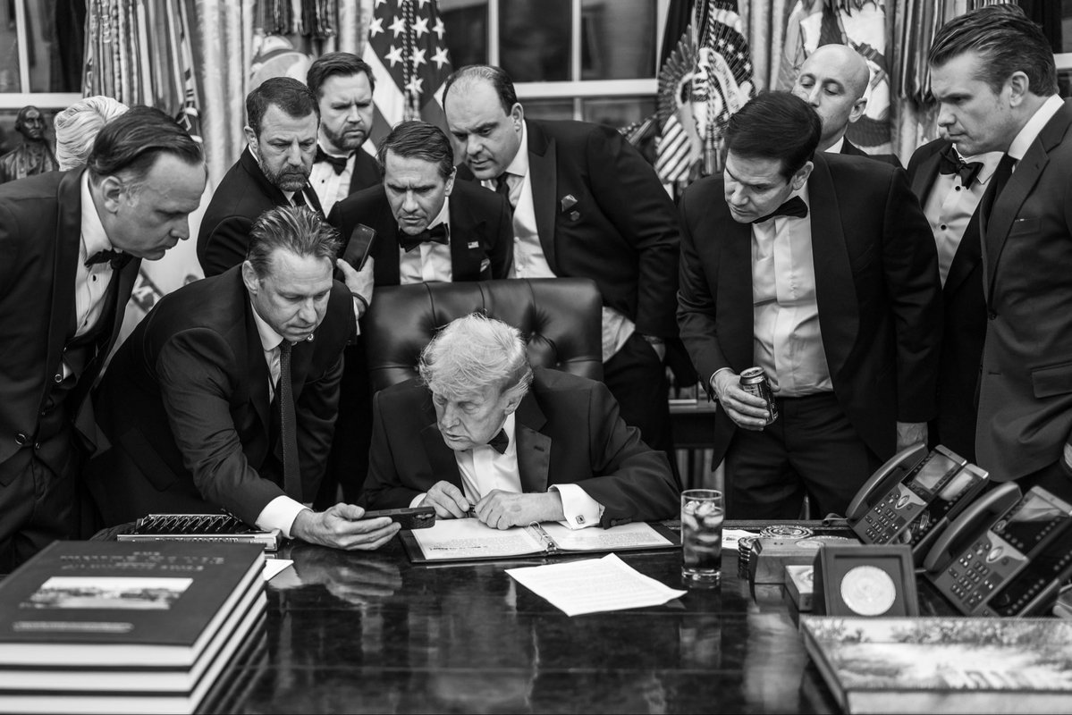 Breaking911's tweet image. Photo from last night shows President Trump surrounded by cabinet members following the WHCD shooting. 

📸: @Scavino47
