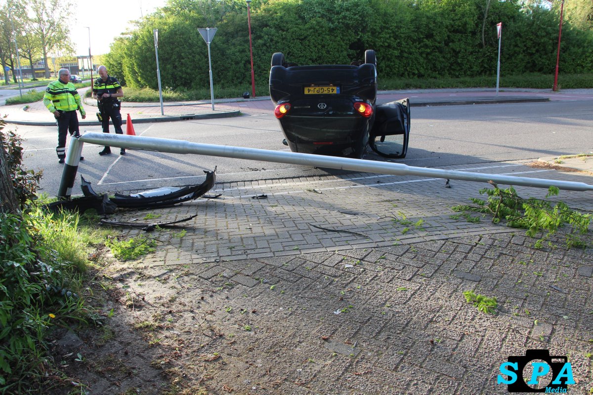 Auto over de kop in Zoetermeer