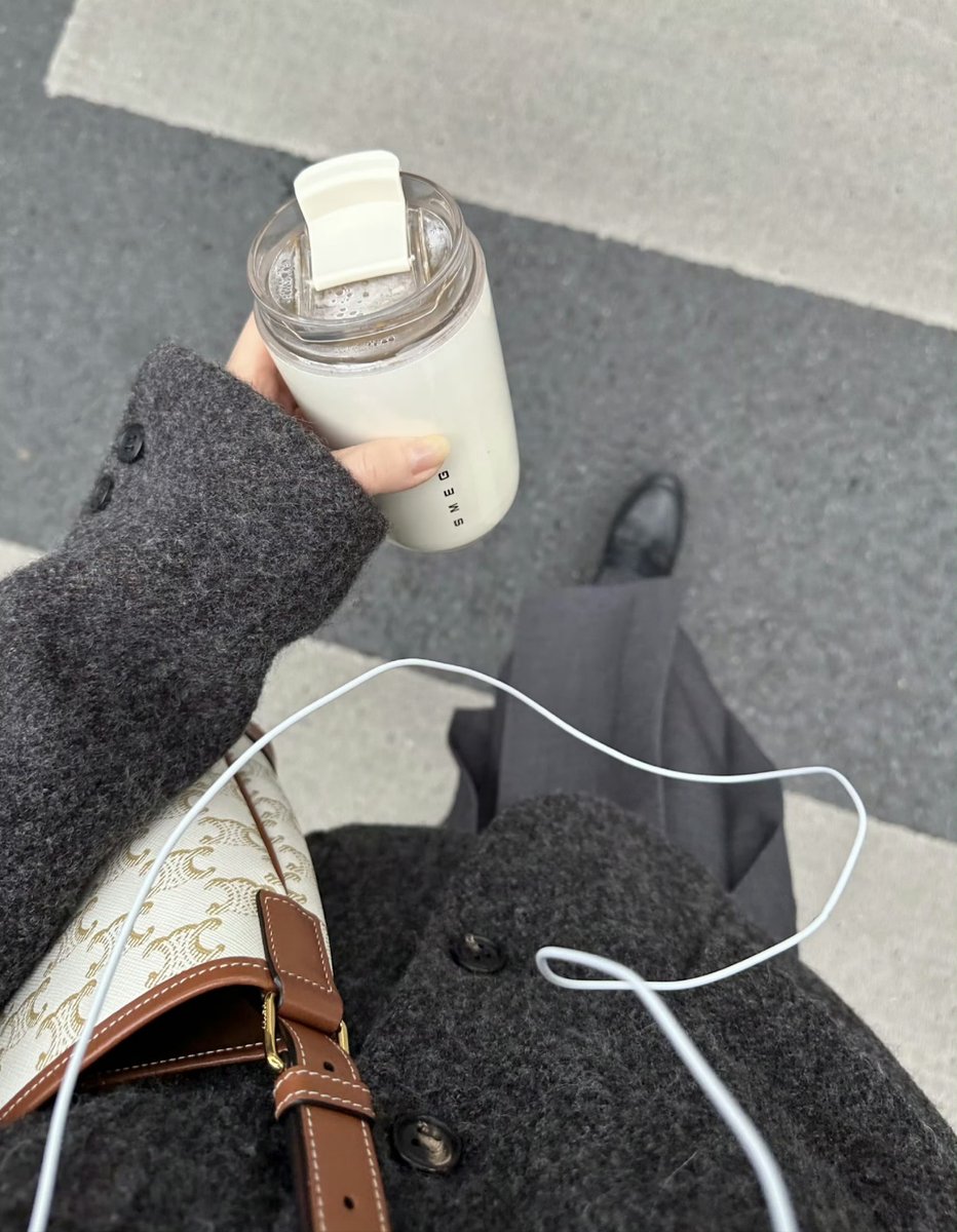 RidhaBechir's tweet image. Quick coffee break + quick check-in with the team = smooth work flow  Who’s with me #WorkLife #TeamVibes