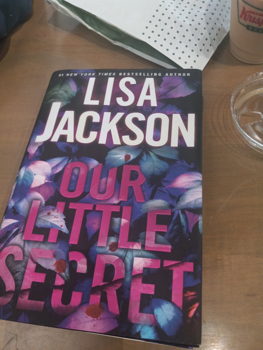 ginbluelady's tweet image. Sunday is Krispy Kream Donut Day.
#krispykreme
#strawberrycream

I tried the new flavour. It was really good!

Also started a new book.
#ourlittlesecret
#lisajackson
#canada 
@krispykreme