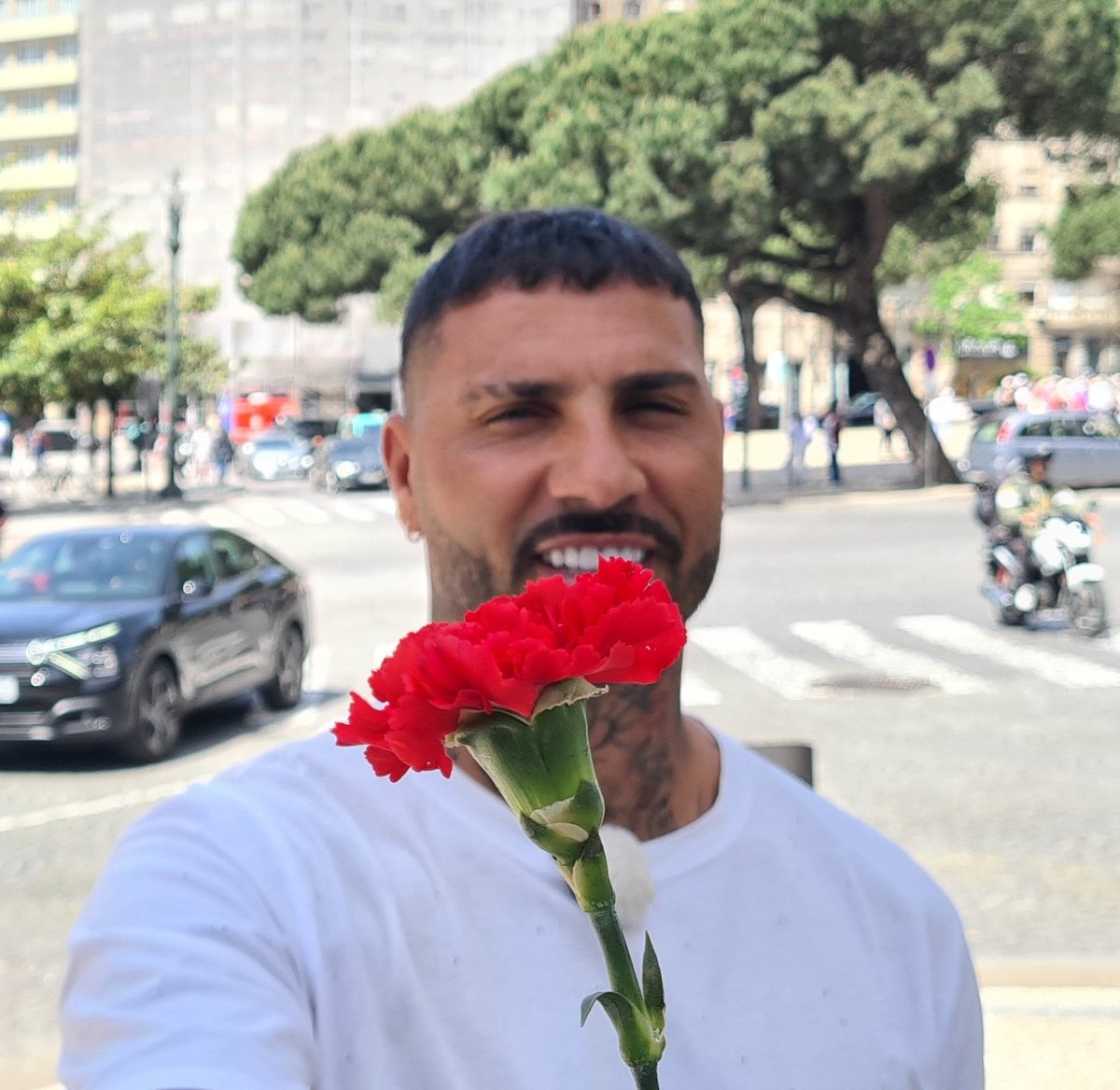 Publiquement opposé à l'extrême droite durant les dernières élections au Portugal, Ricardo Quaresma a rendu hommage à la Révolution des Œillets ce 25 avril. 🌹🇵🇹