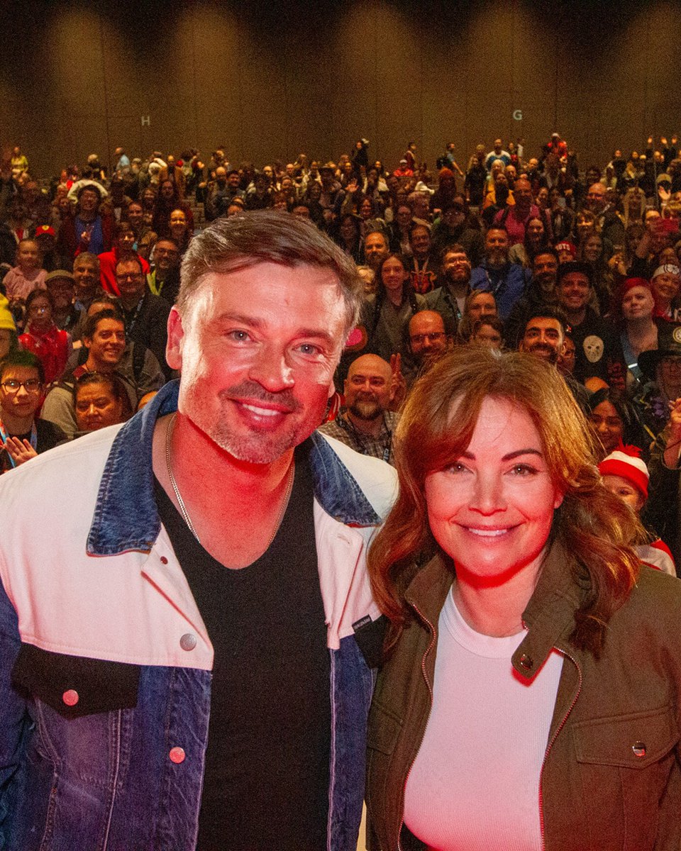 Calgaryexpo's tweet image. Yesterday’s panels gave us a bit of everything, from behind-the-scenes stories to fan-fave reunions.

Take a look at a few highlights, then tell us which panel is at the top of your list today.

#CALGARYEXPO #Calgary #YYC #ComicCon #Celebrities