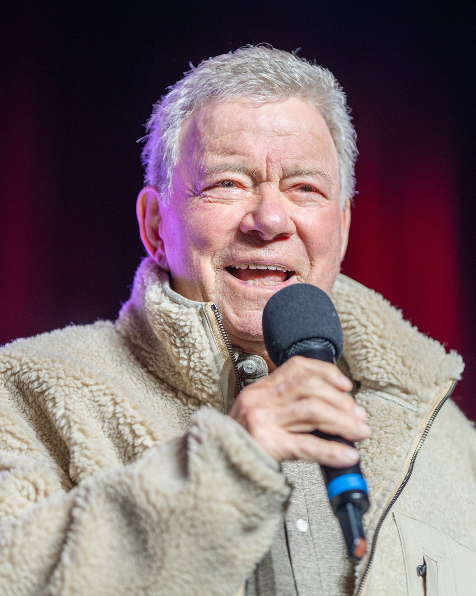 Calgaryexpo's tweet image. Yesterday’s panels gave us a bit of everything, from behind-the-scenes stories to fan-fave reunions.

Take a look at a few highlights, then tell us which panel is at the top of your list today.

#CALGARYEXPO #Calgary #YYC #ComicCon #Celebrities