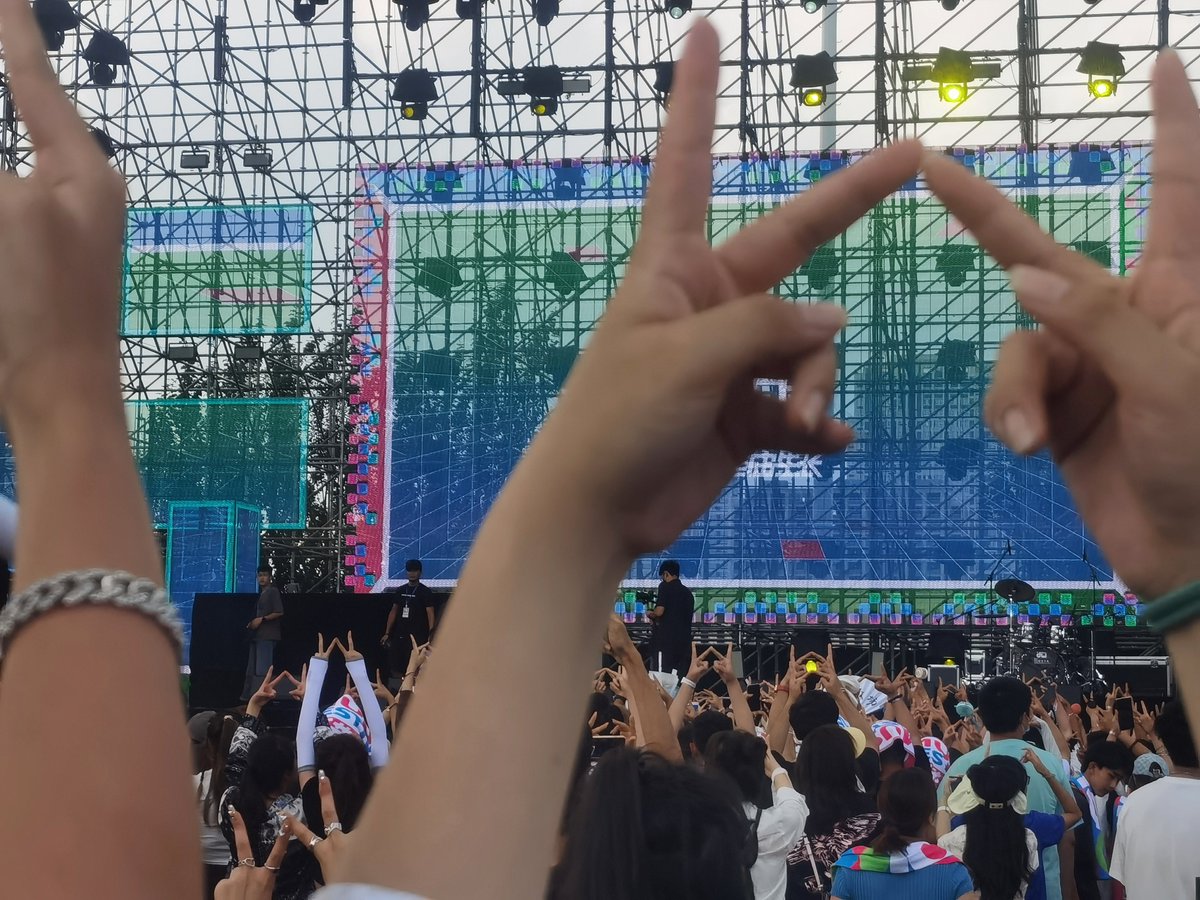 iuu1ng's tweet photo. 哎 感觉大学时看的音乐节和livehouse的照片都透着一种傻傻的感觉 但是想想当时真的是人生中最无忧无虑的时候了 https://t.co/OTYKqHuiQ9