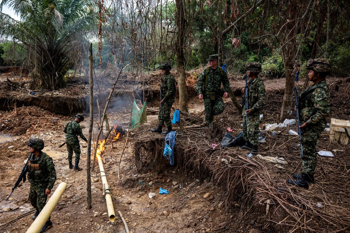 Lo más absurdo y casi irreal de la enorme mina ilegal de oro en terrenos del Batallón Rifles revelada por <a href="/federicorios/">Federico Rios</a> en el <a href="/nytimes/">The New York Times</a> 
1 Que el comandante del batallón dice que no sabía
2 Que se muestra sorprendido al ver la explotación, ordena a los soldados expulsar a los