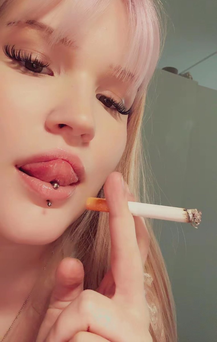 Imisscloudss's tweet image. lip piercing🤤 dermal next #staytuned