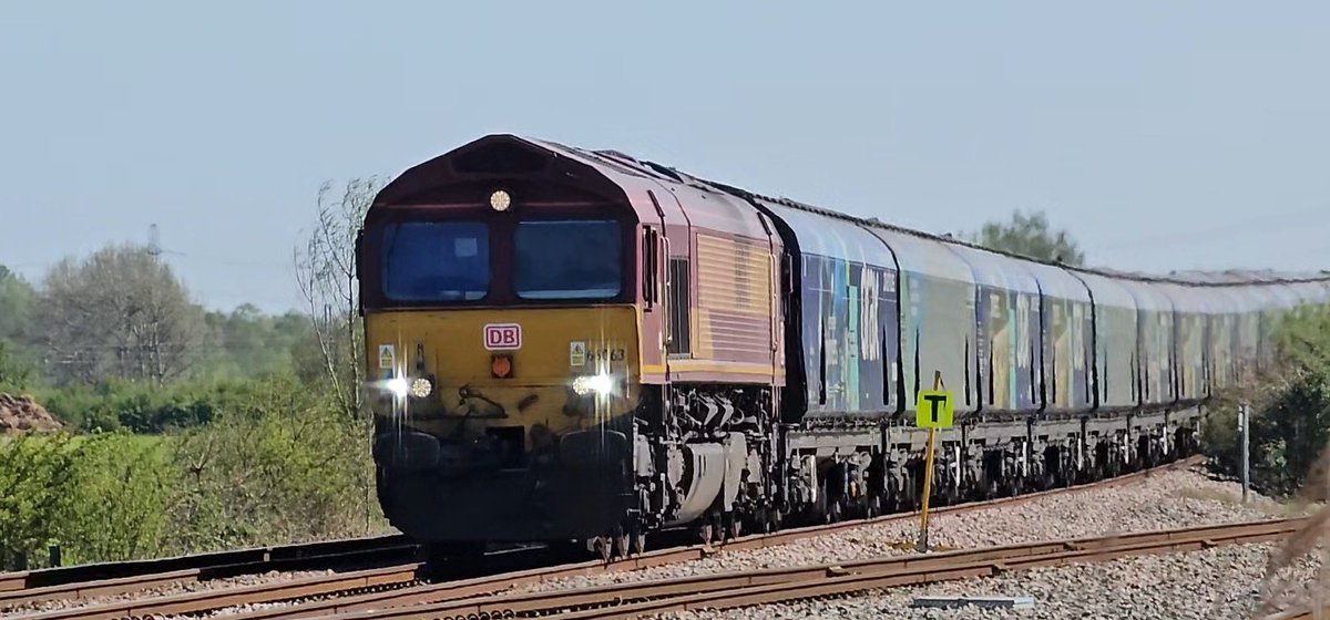Harrod15S's tweet image. DB 66063 still hanging on to its EWS livery with a fully loaded Biomass bound for Drax power station coming down the incline into Haywood Jct north of Doncaster 21/4/26 #class66 #trains #EWS #DBcargouk #Haywood