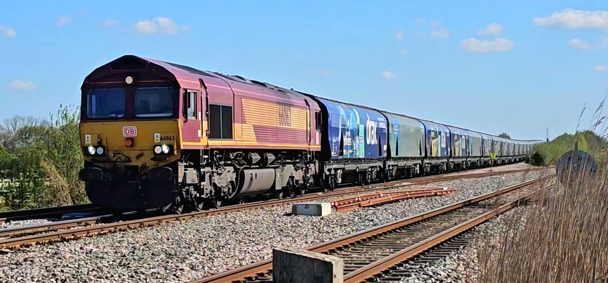 Harrod15S's tweet image. DB 66063 still hanging on to its EWS livery with a fully loaded Biomass bound for Drax power station coming down the incline into Haywood Jct north of Doncaster 21/4/26 #class66 #trains #EWS #DBcargouk #Haywood
