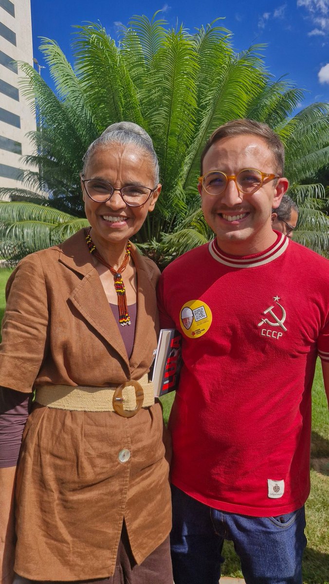 Não é todo dia que eu converso com a Ministra do Meio Ambiente que mais reduziu o desmatamento na historia do Brasil e que em 2010 e 2014 ousou tentar ser Presidente da República. <a href="/MarinaSilva/">Marina Silva</a>, minha mãe votou em você em 2010 por minha causa. Quanta honra te ver 😍💚