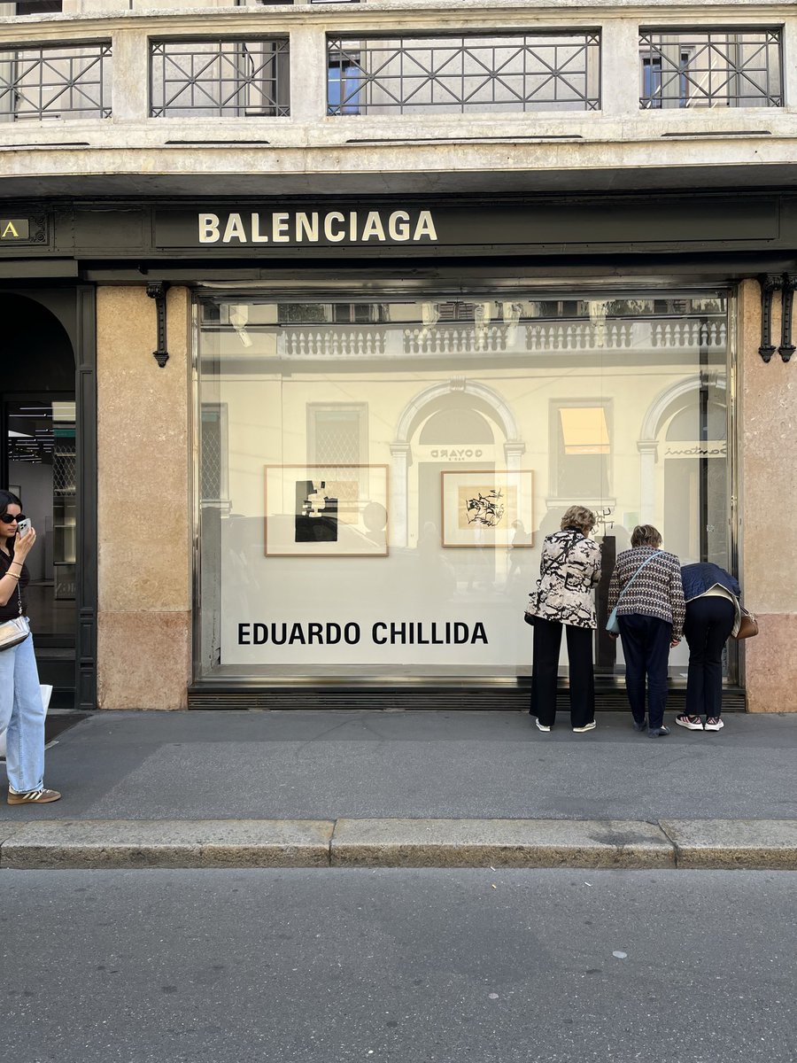 SOF66896303's tweet photo. 散歩途中でchillidaに出会う。感動。
#EduardoChillida #milano #mdw #Montenapoleone #artran #Balenciaga https://t.co/tiZxO5M9bF