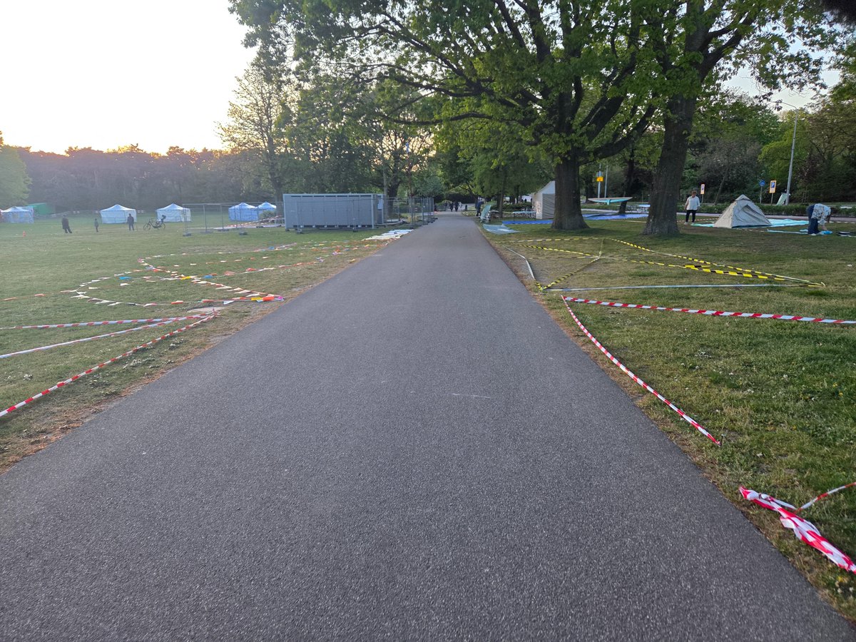 sunsetblow's tweet photo. Hier zijn ze er al klaar voor hoor 😂 hele park is afgezet. Er staan zelfs een paar tentjes (waar mensen misschien wel gaan overnachten??) #Koningsdag #rommelmarkt https://t.co/MWHdpBdKCS