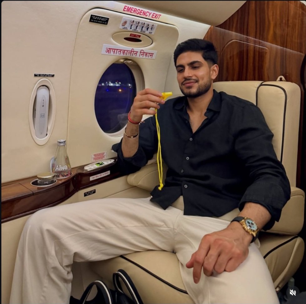 Viratking2008's tweet image. Shubman gill literally Cooked CSK Fans 😭😂
By posting a pic with wishtle Which is their trademark celebration by blowing it 
He indirectly Said #whistlepodu Chal nikal loduu 😂🤙🔥