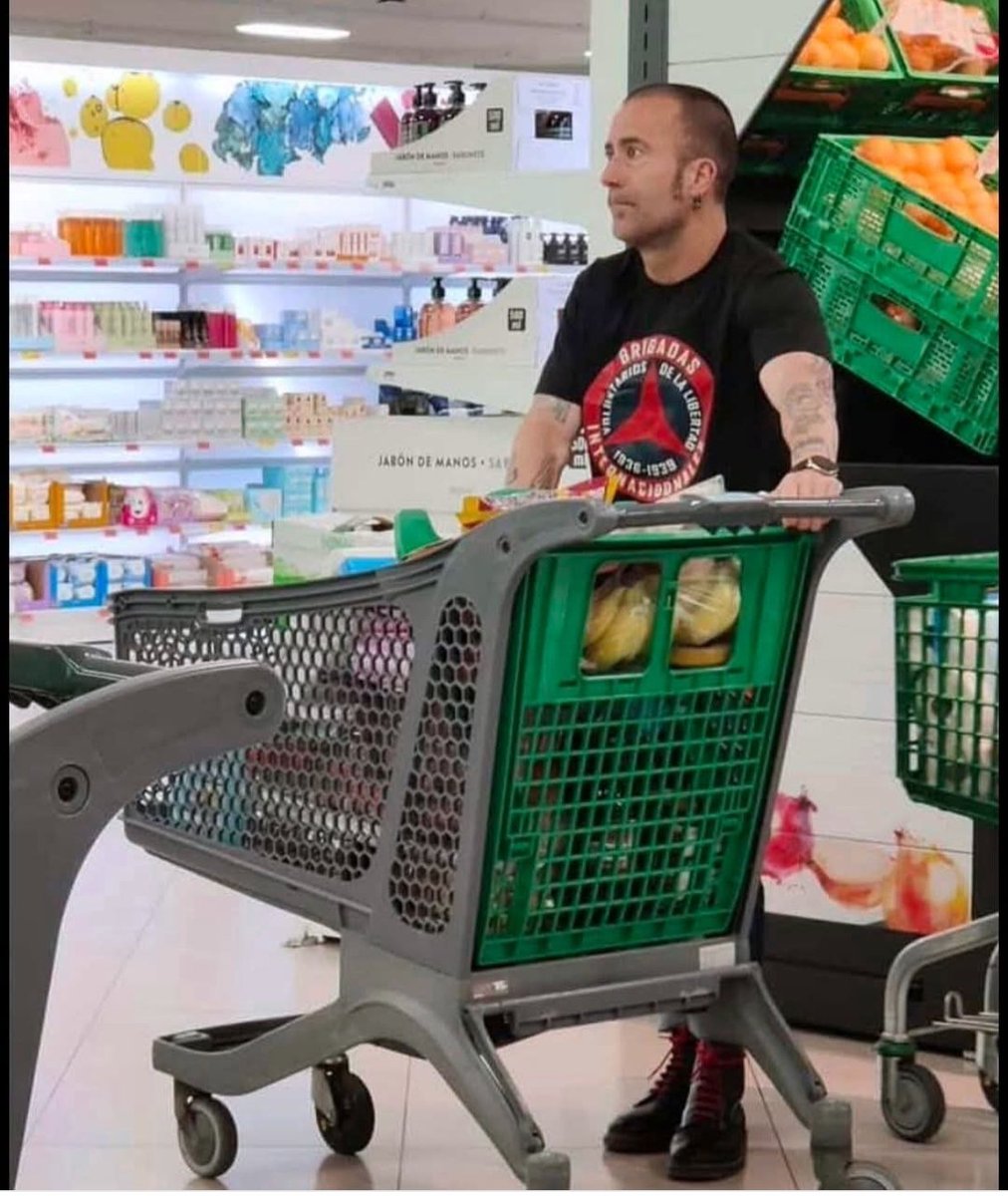 nodimito's tweet photo. Aquí una muestra más de la poca coherencia que tienen la gentuza de podemos , tanta critica al Mercadona ...menudo mamarracho es el piojoso. https://t.co/8eGg5v8Z4y