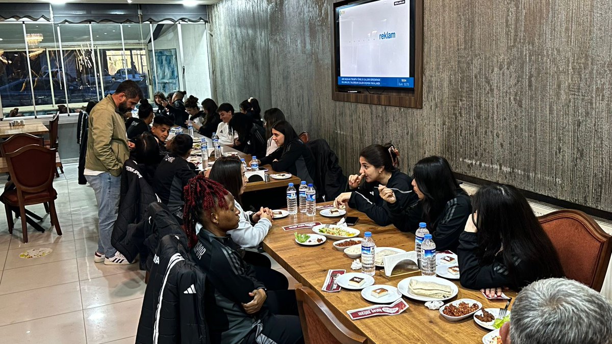 Bugün akşam yemeğinde Yüksekova Spor Kadın Futbol Takımımızı en güzel şekilde ağırlayan Hatay Döner’in değerli sahibi, kıymetli iş insanı Sayın Şahbettin Çaça’ya takımımız adına gönülden teşekkür ediyoruz.

Sporun birleştirici gücüne inanarak kızlarımızın yanında olan, onlara