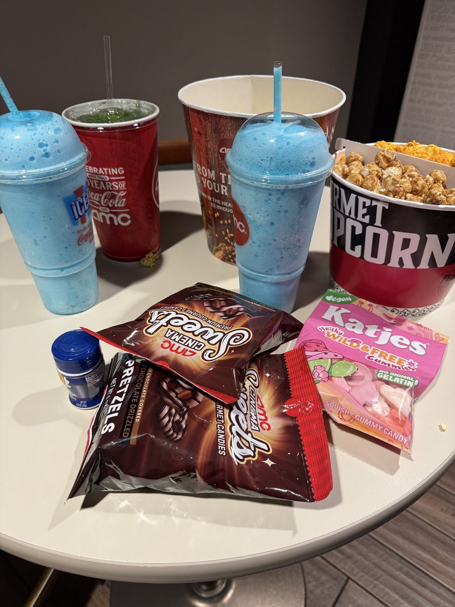 chokeoncrow's tweet image. #AMC Michael with the family