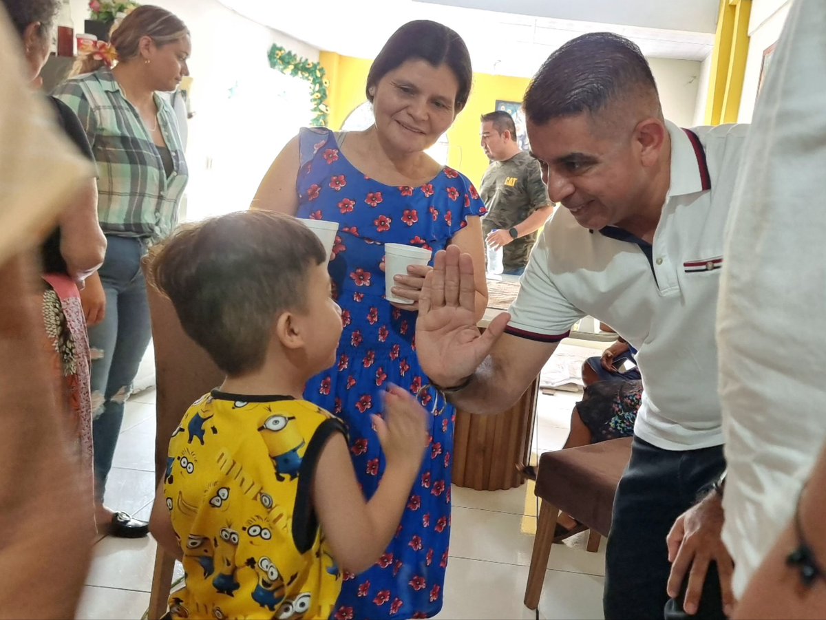 Alejandr0Nochez's tweet photo. 📍 #CiudadDelgado, #SanSalvadorCentro.

Escuchando a nuestra gente, sus opiniones y atendiendo las problemáticas que tienen es parte de nuestro trabajo.

Como Concejales estamos a la orden para servirles a ustedes los ciudadanos de Mejicanos, San Salvador, Ayutuxtepeque, Ciudad Delgado y Cuscatancingo, distritos que conforman el Municipio de San Salvador Centro.

Gracias por la invitación, seguiremos trabajando unidos por el bienestar de todos 💪🏾.

TU BIENESTAR ES MI PRIORIDAD.

Alejandro Nóchez 
"Cerca de la Gente".