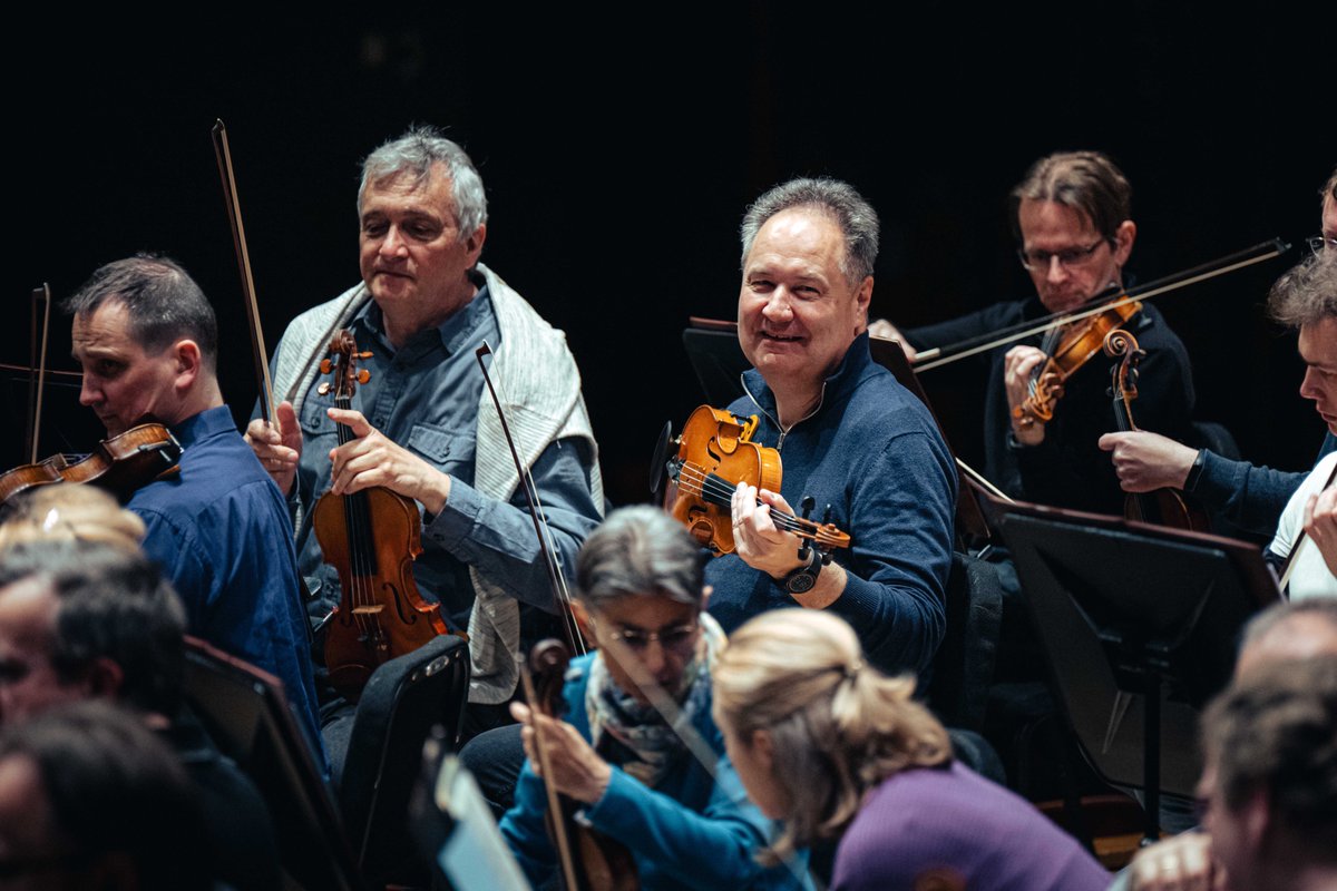 CFilharmonie's tweet photo. Posíláme pozdravy z turné a přejeme vám krásný a veselý nedělní večer! https://t.co/sed0u1EfGZ
