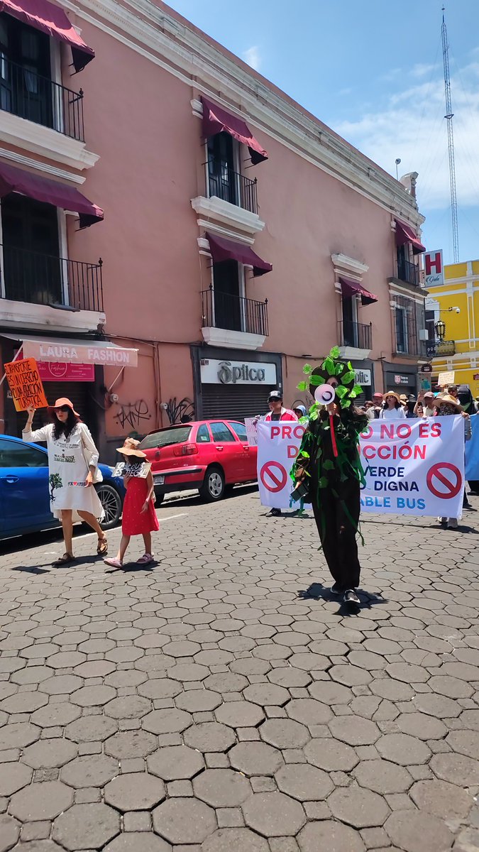 quorum_mx's tweet image. 🌿📢 "#NoAlCablebus"// Avanzando por calles en las que este domingo hay comercio popular y gente paseando, se realiza una nueva marcha de #ambientalistas, artistas, #estudiantes, deportistas y vecinos de #parques y otras zonas que podrían ser afectadas por la construcción del