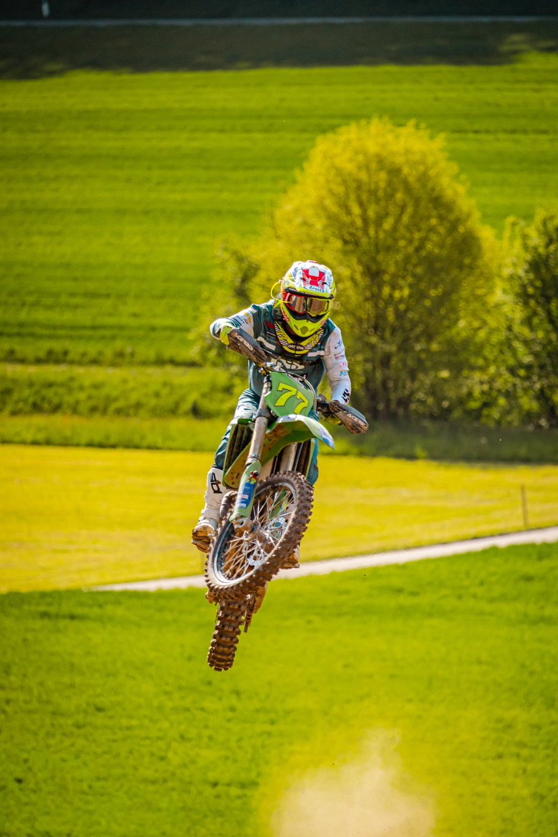 DomiAegerter77's tweet image. Hüt in Ichertswil am Motocross gsi🔥d’Strecki eifach brutal geil. Respekt a alli, wo das uf d’Bei stelle. Mega nice, dass mer i dr Schwiiz cha fahre. Het richtig Spass gmacht u guets Training gsi! 

#mx #sam #mxrs #swiss #77 

📸: @pixel.stuck 

@mxrs_race_support