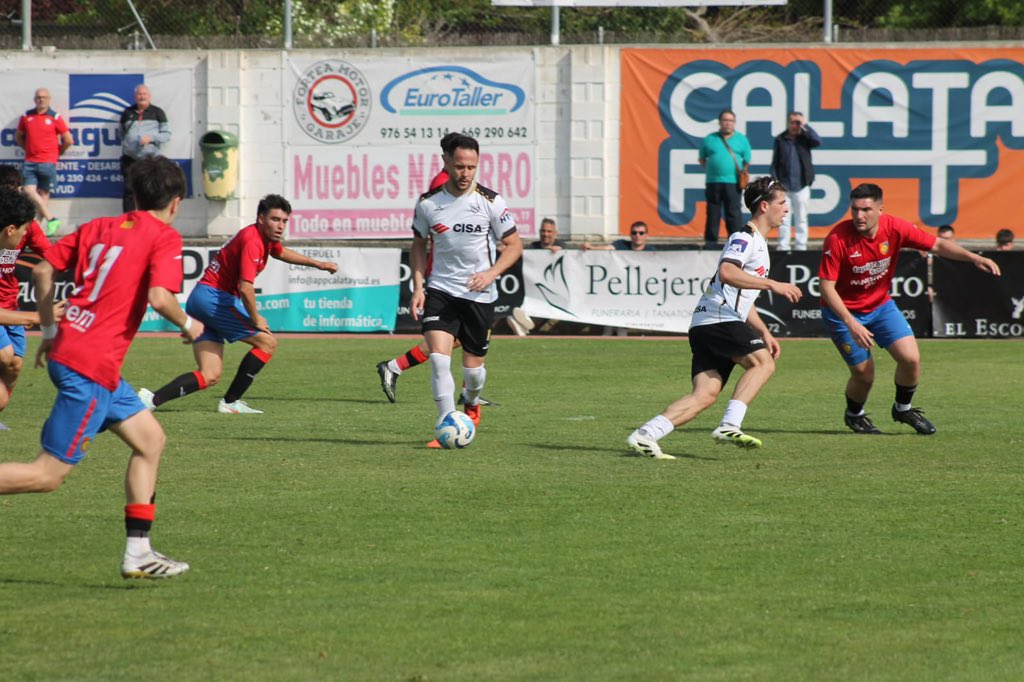 atcalatayudcf's tweet photo. Atlético Calatayud 5-1 UD Montecarlo 

Una vez más el equipo consigue los 3 puntos cuajando un gran partido. Siguiendo la tónica de las últimas jornadas, en las que se está mostrando la mejor versión de la temporada. Un equipo que compite de principio a fin y juega muy bien. https://t.co/70Ea8SFzMw
