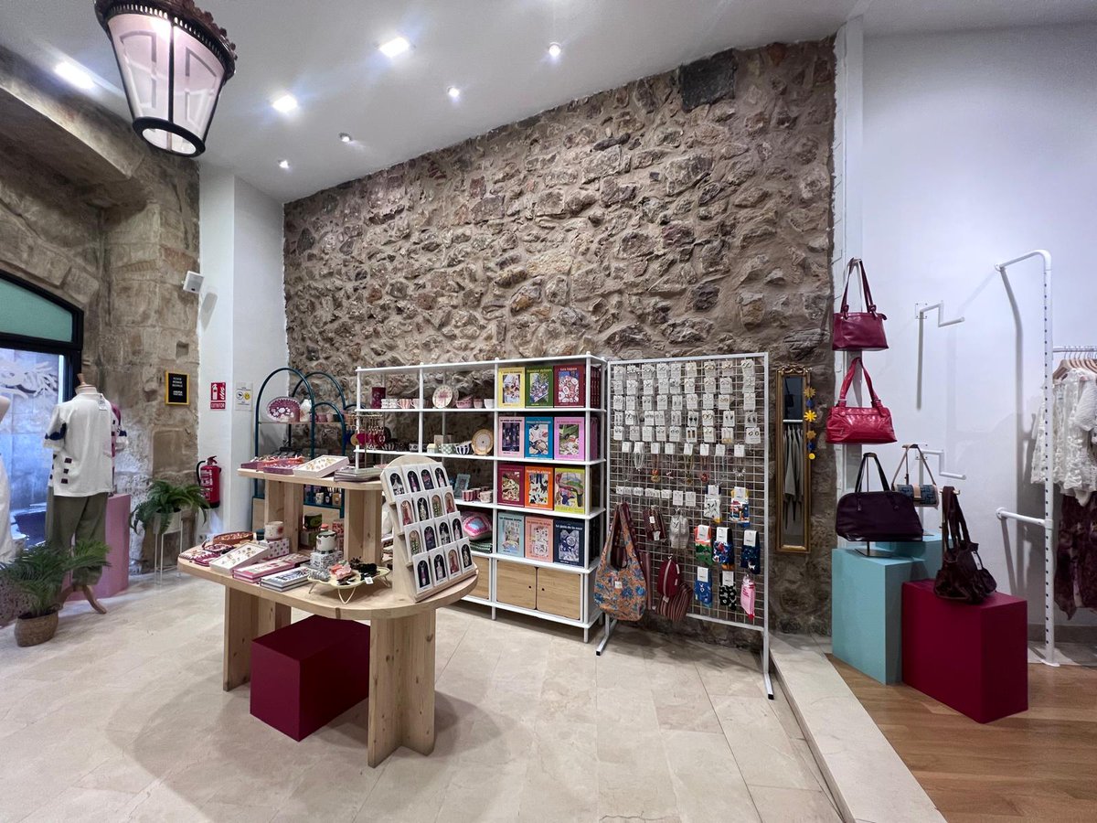 Margarabrand's tweet photo. ❤️ En el  corazón de Salamanca, nuestra esencia encuentra su lugar ✨. 💙 Agua de  Salamanca ya está disponible en un nuevo punto de venta muy especial:  Amarga Vintage, @amargavintage, en la emblemática Calle Meléndez. 

🌈  Un espacio con encanto, personalidad y ese toque único https://t.co/PLxDNhUSNe