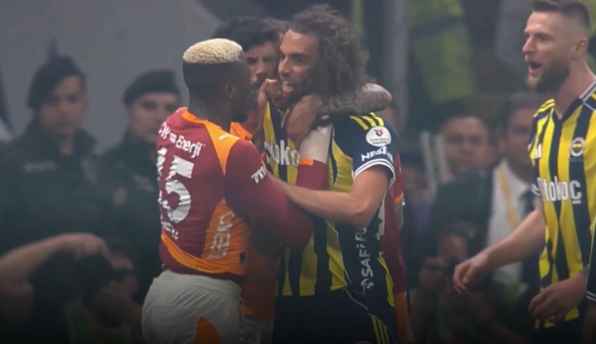 Yilmaz_Daichin's tweet photo. 3 tane yedikleri yetmezmiş gibi Osimhen'den de dayak yediler ağlıyorum aq https://t.co/ICy9etReBn