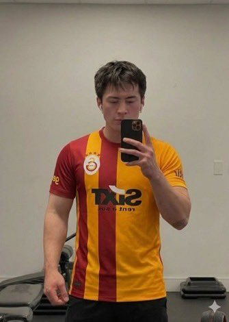 🌱levi roy has a gun🌱 tweet media