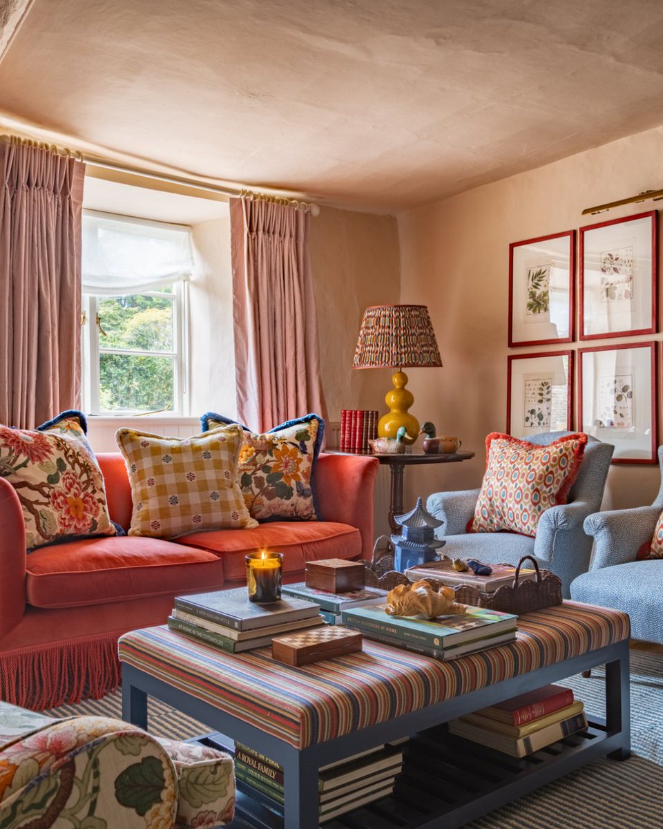 gpjbaker's tweet photo. Setting the scene for a slow afternoon. There’s something so inviting about a room filled with colour, pattern, and plenty of books.

@Seansymington beautifully layers colour and pattern in this living room at The Chipping.

#gpjbaker #seansymington #interiordesign #fabric https://t.co/wygw3o1wkc
