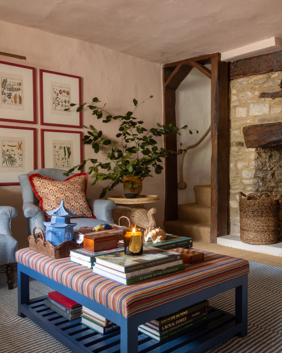 gpjbaker's tweet photo. Setting the scene for a slow afternoon. There’s something so inviting about a room filled with colour, pattern, and plenty of books.

@Seansymington beautifully layers colour and pattern in this living room at The Chipping.

#gpjbaker #seansymington #interiordesign #fabric https://t.co/wygw3o1wkc