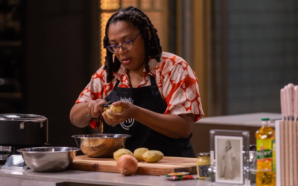 PowerOilNG's tweet photo. Our contestants are cooking different meals 😋🔥

Who are you rooting for?

Let's see who comes out on top @masterchefngr 🤔

Watch this episode on Africa Magic Showcase and Africa Magic Family 💚 

#PowerOilXMasterChefNigeria https://t.co/cR12iSDzk7
