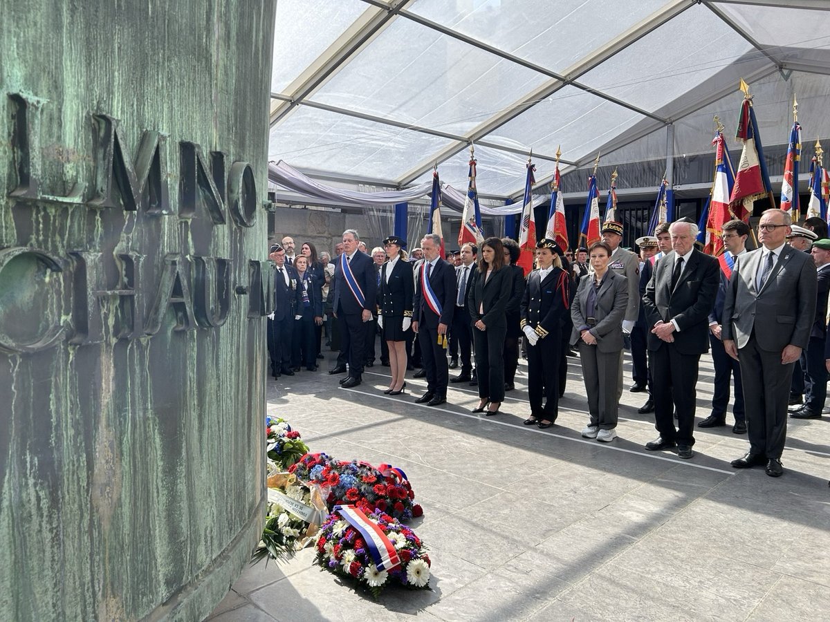 RufoAlice's tweet photo. Ce dimanche, comme tous les derniers dimanches d’avril, notre pays commémore les martyrs et les héros de la déportation.

Nous nous inclinons devant la mémoire des 150 000 déportés politique et des plus de 80 000 Juifs français et étrangers déportés depuis la France parce que Juifs. 
Cette commémoration n’est pas seulement celle des victimes, elle est aussi le rappel des valeurs qui conduisirent les héros de la déportation à se battre et à résister.

En ce dimanche, faisons nôtre l’héritage des Résistants et de ceux qui permirent la victoire  sur le nazisme. 

Notre pays, notre République, notre société ont été reconstruits par leur travail et grace à leur héritage. 

C’est grâce à leurs combats et à leur sacrifice que la France lutte pour l’État de droit, pour les principes démocratiques dans le monde et refuse toute forme de racisme, de discrimination, d’antisémitisme et de violence oppressive.

Souvenons-nous.