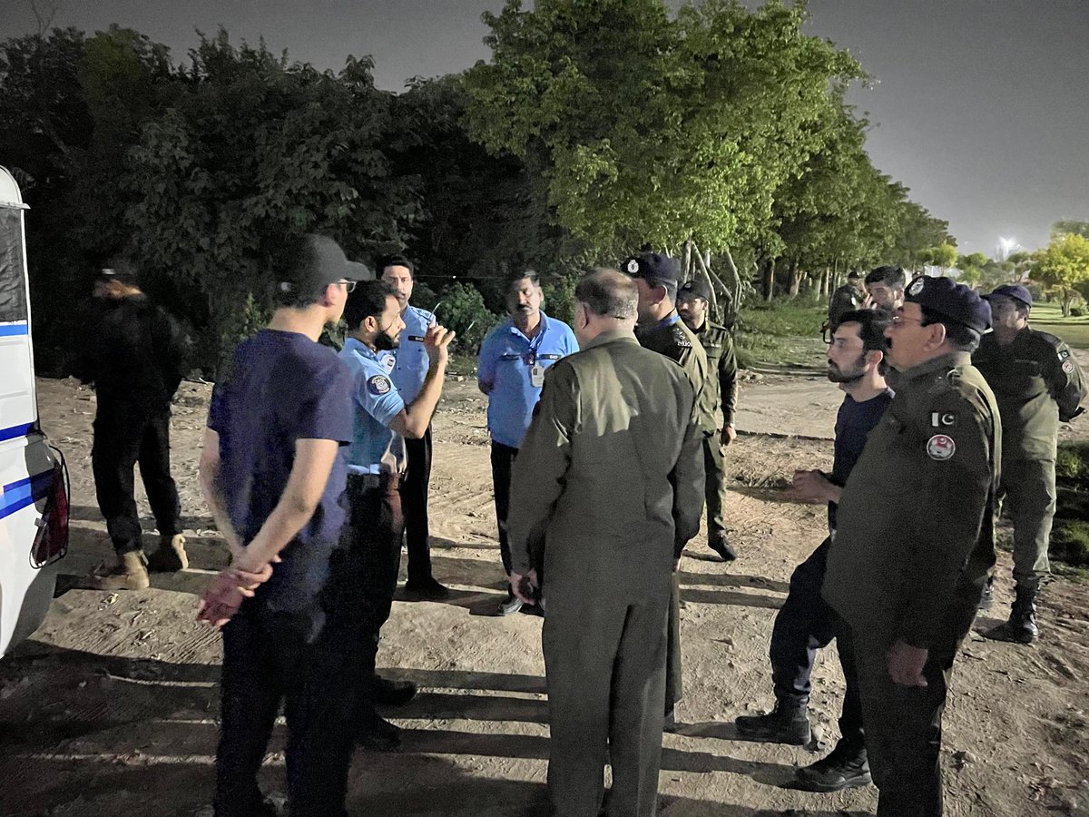 ICT_Police's tweet image. ایس ایس پی آپریشنز اسلام آباد قاضی علی رضا فیلڈ میں پولیس افسران کے ہمراہ موجود۔ ضلع بھر میں پولیس افسران نے دن رات شہر کی حفاظت کو بھرپور انداز میں یقینی بنایا۔ ایس ایس پی آپریشنز کی پولیس افسران کو شاباش۔

#IslamabadPolice #RedZone #Security #SafeCity