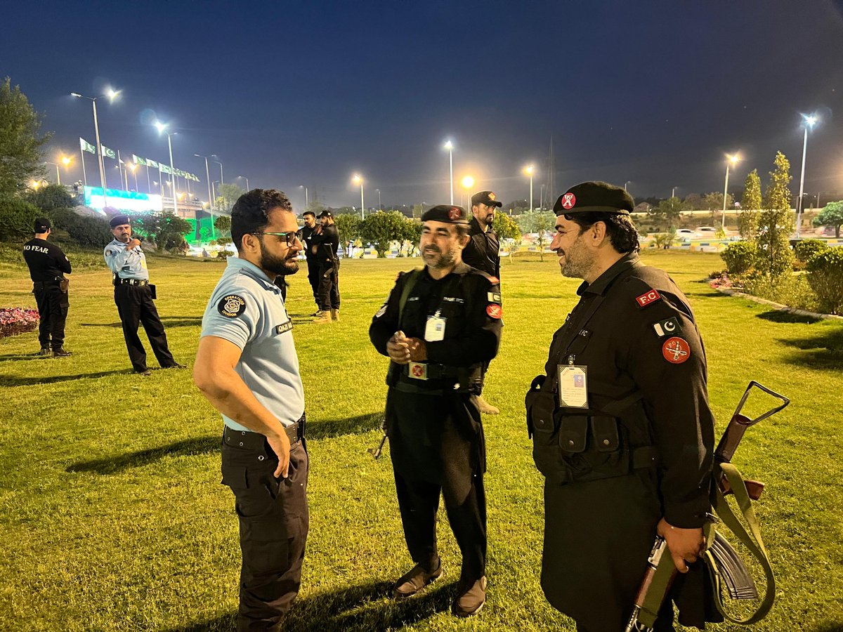 ICT_Police's tweet image. ایس ایس پی آپریشنز اسلام آباد قاضی علی رضا فیلڈ میں پولیس افسران کے ہمراہ موجود۔ ضلع بھر میں پولیس افسران نے دن رات شہر کی حفاظت کو بھرپور انداز میں یقینی بنایا۔ ایس ایس پی آپریشنز کی پولیس افسران کو شاباش۔

#IslamabadPolice #RedZone #Security #SafeCity