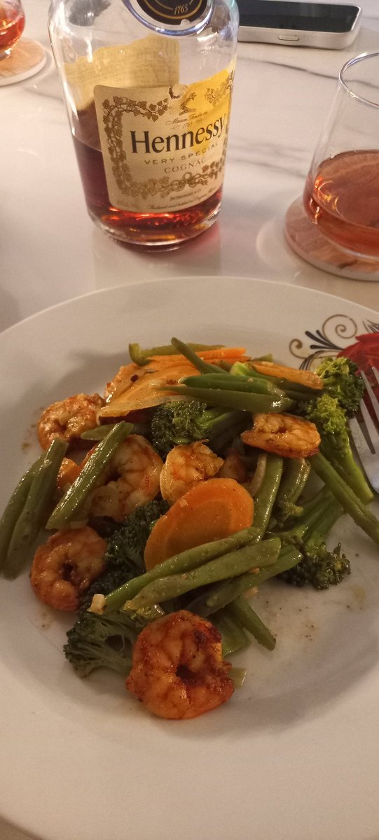 karendmadden's tweet image. Food. Friends. Family #HappySunday