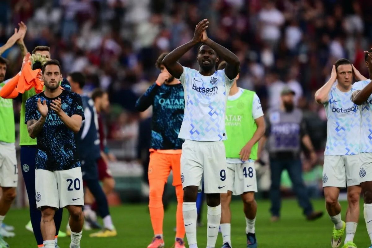 RGarinella's tweet image. #TorinoInter #SeriA 

C’è della poesia nella conquista – sempre più che probabile – del ventunesimo scudetto dell’Inter. Una poesia che non ha bisogno di rime, perché le rime le fa il calendario: Parma.
La città da cui Chivu è ripartito un anno fa, fragile e coraggioso, e la
