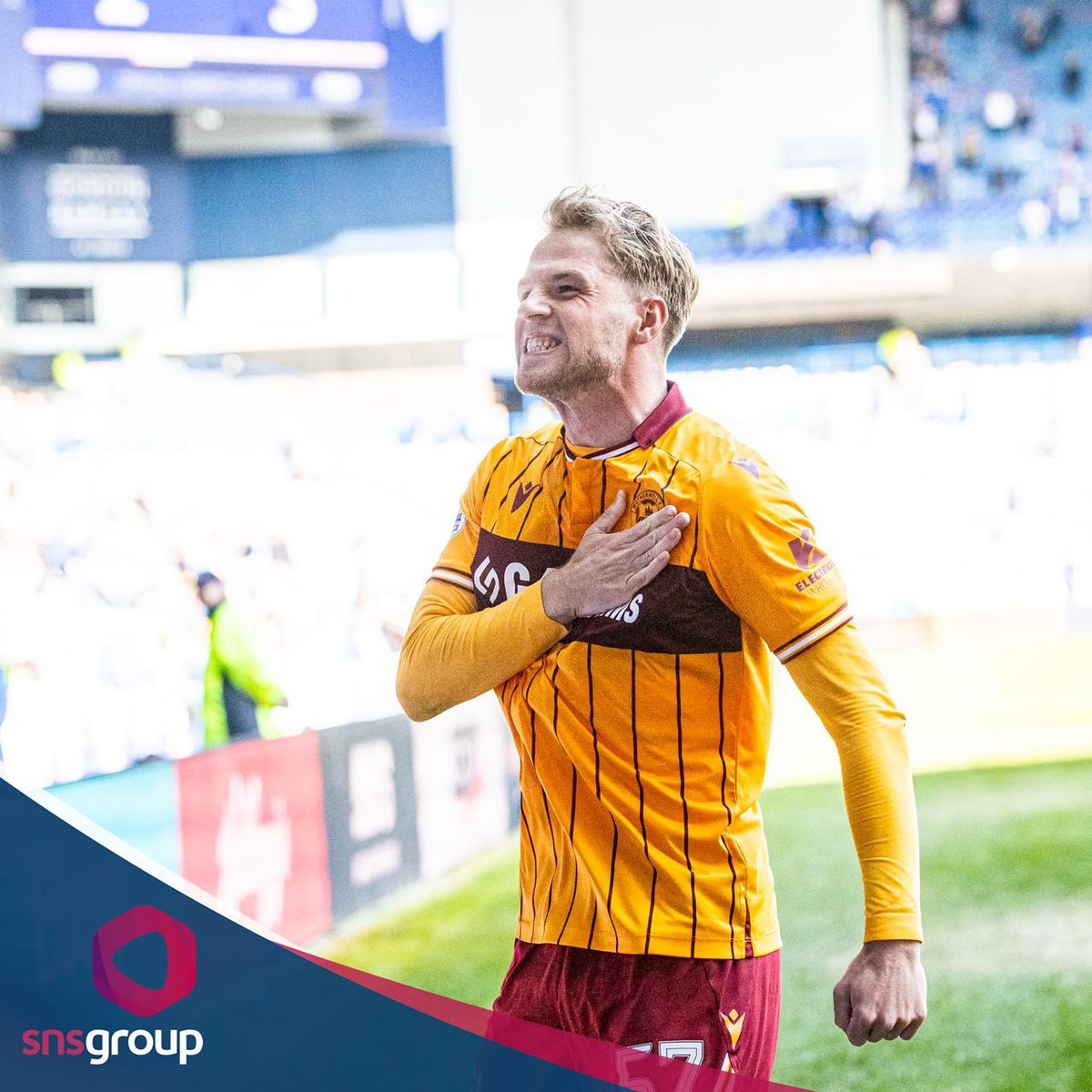 snsgroup's tweet image. 😀 Motherwell’s Stephen Welsh celebrates in front of the Motherwell fans at full time! 

#Rangers | #Motherwell