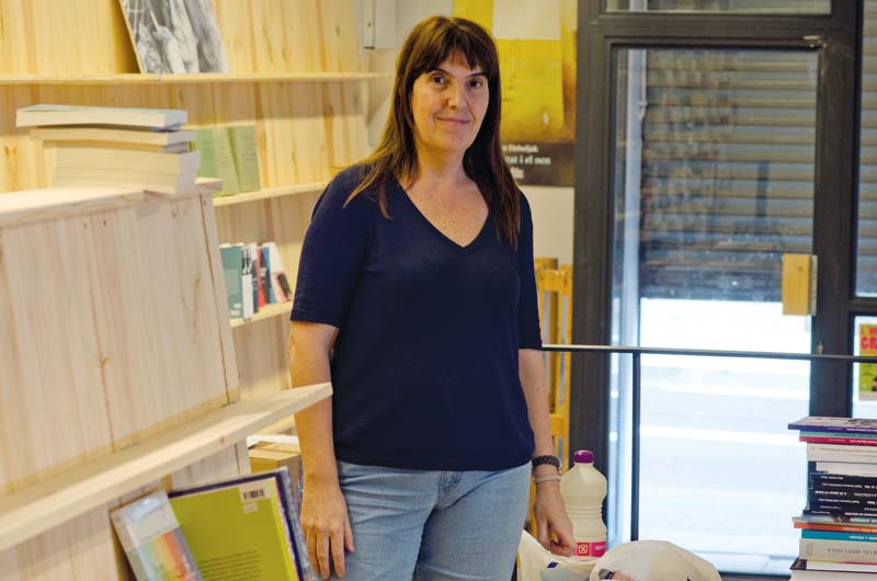 La primera i molt meritòria Llibreria Ona, 1962, assolida gràcies a Espar Ticó, Jordi Úbeda i Ermengol Passola, tres gegants de la represa que van superar tota mena d'atacs.
Avui fa un any de la mort de Montserrat Úbeda, la baula perseverant que va fer-ne possible la continuïtat.