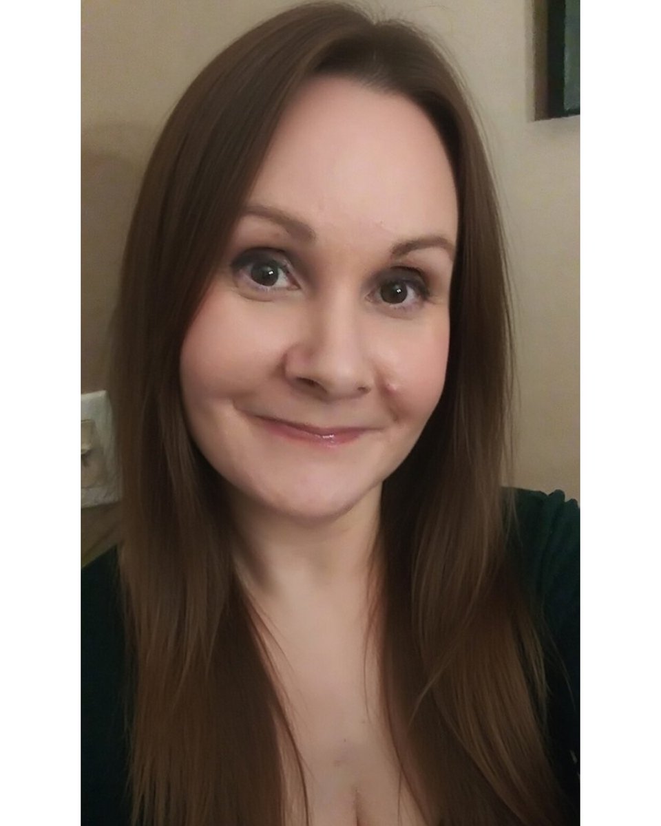 jgmacleodauthor's tweet photo. Perfect weekend to colour my hair and mark essays. Lovely sunshine - windows open to let in the spring breeze. Soon, I will be counting down the days to summer vacay (along with my students!).🎉🌹
#momsofinstagram #momlife #springtime #weekend #writerslife #teacherlife #coffee https://t.co/oFElr53llh