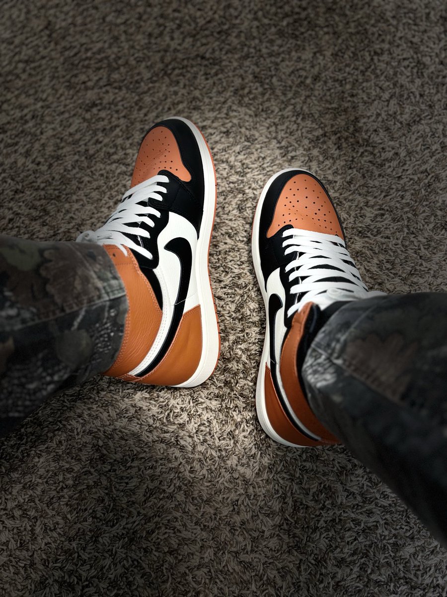 Moonman989's tweet image. #kotd #yoursneakersaredope @Jumpman23 Happy Sunday! Have a great day, be kind and be safe!! ✌🏻🧡🖤