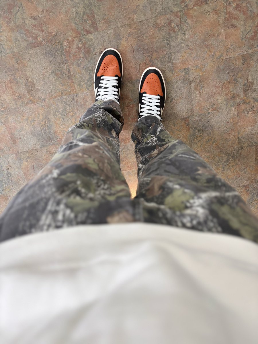 Moonman989's tweet image. #kotd #yoursneakersaredope @Jumpman23 Happy Sunday! Have a great day, be kind and be safe!! ✌🏻🧡🖤