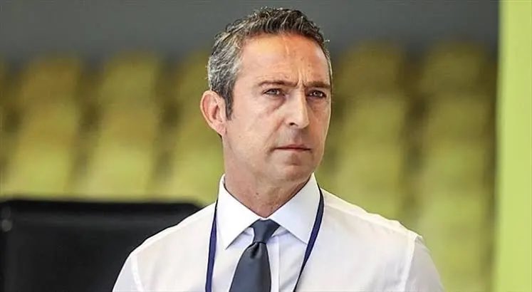 Bu takımın bu halde olmasının tek sebebi bu şahıstır. Sırf yeni gelen yönetim transfer yapamazsın diye seçime ara döneme aldı. Yatacak yerin yok kansız Ali Koç !