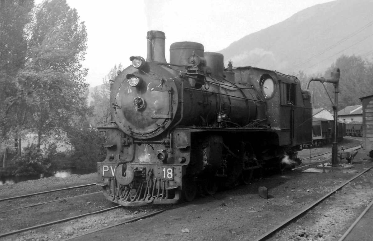 ChrisPopeWrites's tweet image. Work-worn Engerth 2-6-0 No 18 of the metre gauge Ponferrada &amp;amp; Villablino Railway, takes on water in Villablino yard prior to working a loaded coal train down to Ponferrada. Summer 1976 - my photo
#Railways #History #Spain